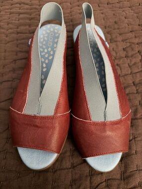 Cloud Caliber Red/Blue Peep Toe Slingback Leather Sandal Womens sizes 39